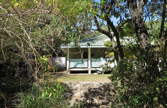 Lana's Cottage - Delightful, centrally located and spacious island cottage in tropical surrounds