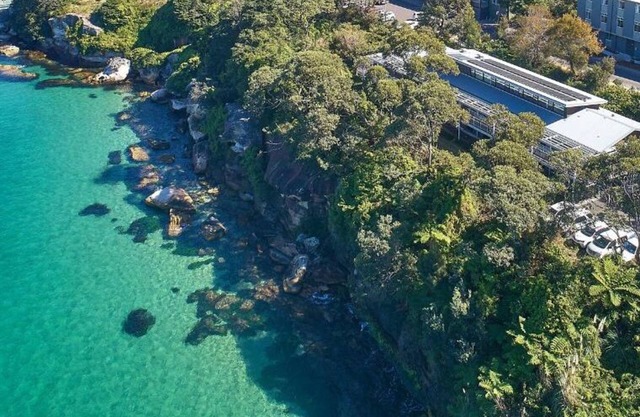 Land's Edge Harbour Lodge - unique property right on the Harbour!