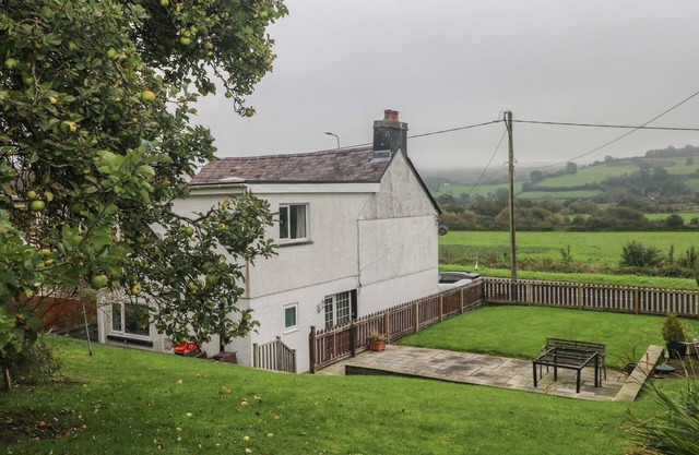 LANDEG, pet friendly, with a garden in Llandeilo