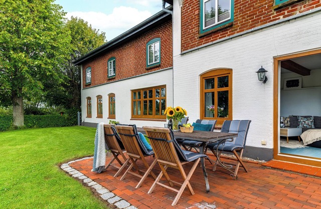 Landhaus Hohe Luft: Près de la mer Baltique, terrasse avec mobilier de salon, salle de bain avec douche à l'italienne, vue sur le vert