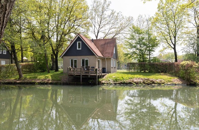 Landhuis op mooi park aan het water