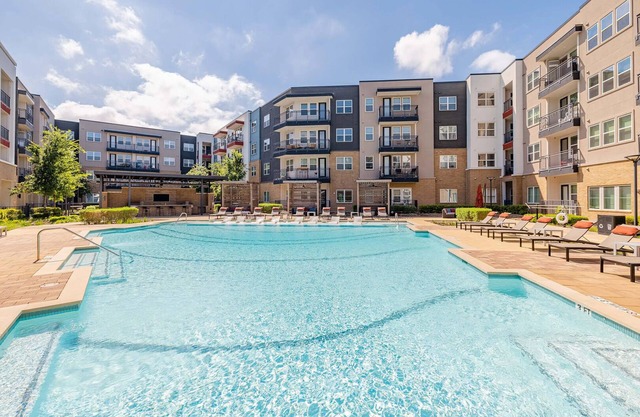 Landing at Bridge at Henley - 1 Bedroom in Montopolis