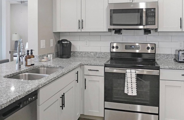 Landing | Beautiful 2BD, Gym, Yoga Studio