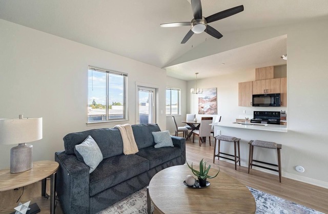 Landing | Chic 1BD, Clubhouse, Pool