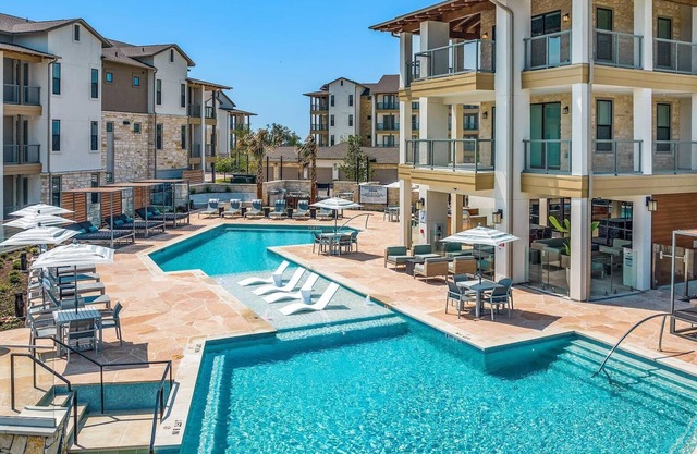Landing | Chic 2BD, Clubhouse, Pool