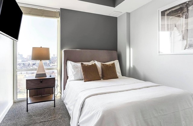 Landing | Chic Studio, Pool, Gym