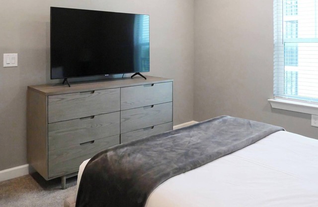 Landing | Spectacular 2BD, Gym, Pool