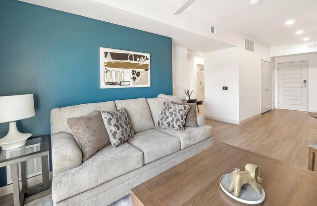 Landing | Stunning 1BD, Pool, Gym