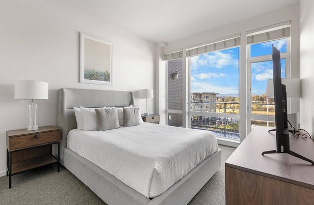 Landing at Yacht Harbor Club - 1 Bedroom in Hayden Island Neighborhood Network