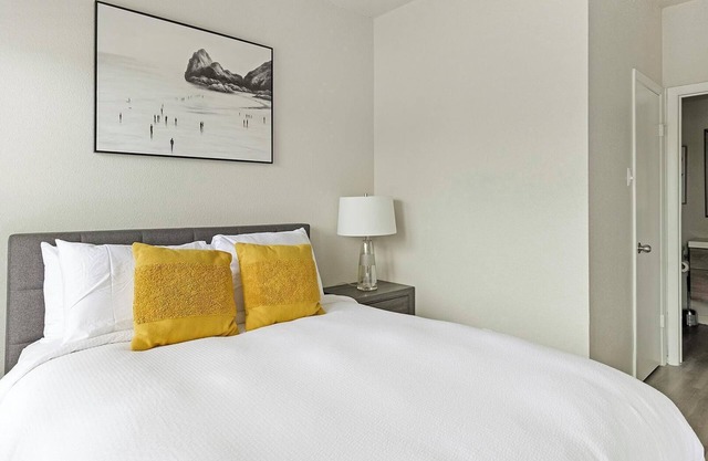 Landing at Axis Waterfront - Studio in Downtown Benbrook