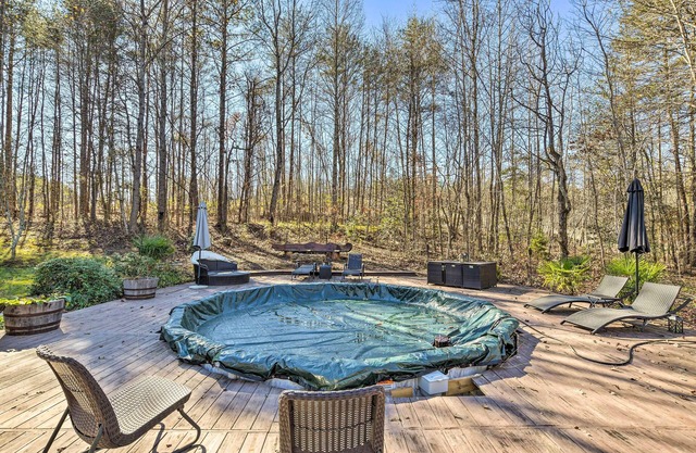 Landrum 'treehouse' - Hot Tub & Trail Access!