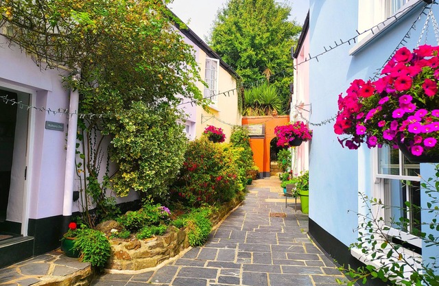 LANDS HOUSE, pet friendly, character holiday cottage in Appledore