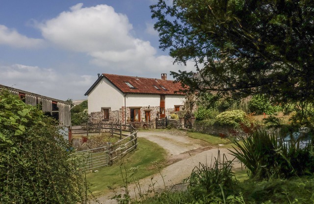 LANE END, family friendly, character holiday cottage in North Molton