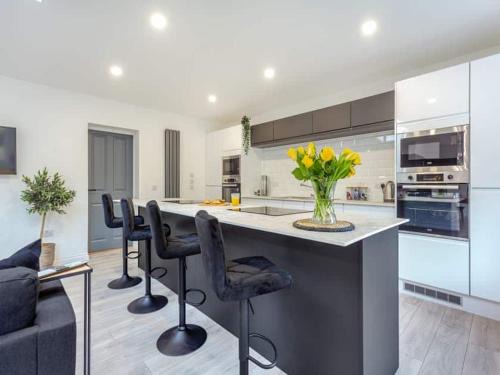 LANGLEY LODGE 7 Double Bedrooms with SMART TVs, 6 Bathrooms, Fully Equipped Kitchen, Ample PARKING, Wifi, dishwasher, Garden, GREAT CENTRAL LOCATION Ideal for BUSINESS and TRADES TEAMS For Long Stays contact Langley Cottages & Serviced Apartments VAT reg