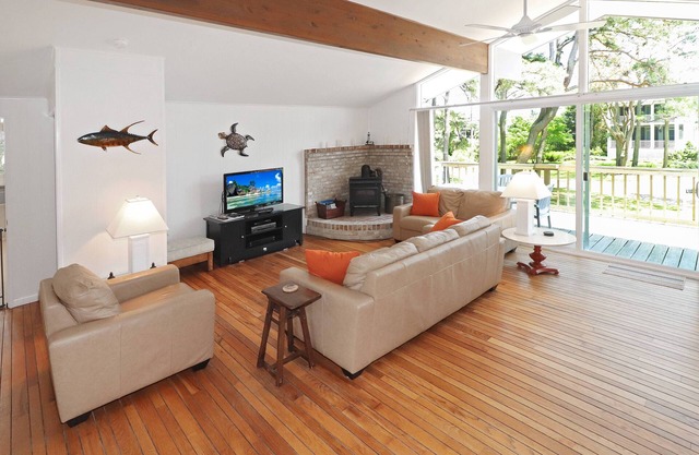 Langtree - Pet friendly; Waterfront w/ boat dock!