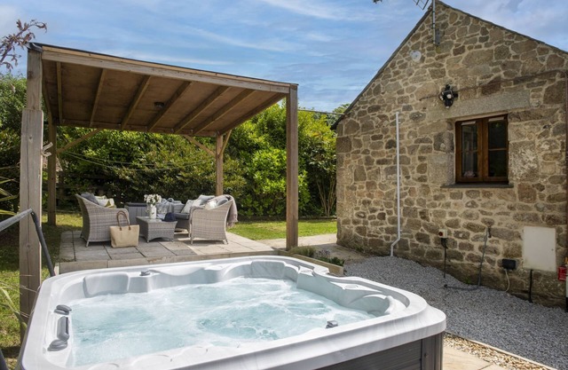 Lanhydrock Barn - a barn that sleeps 2 guests in 1 bedroom