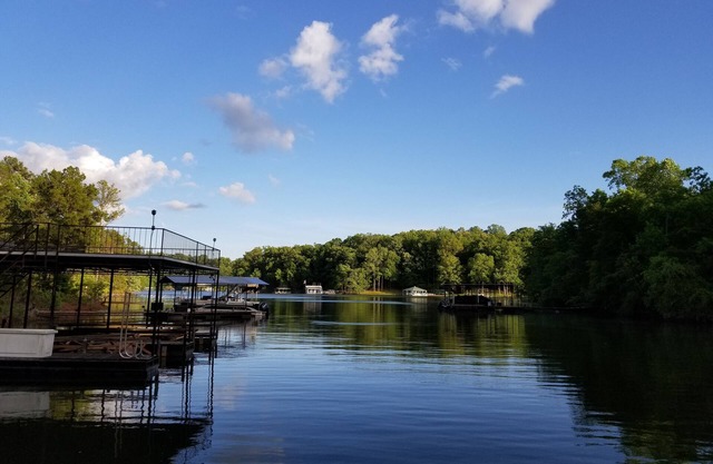 Retraite au bord de l'eau sur le lac Lanier - 5 chambres / 3 salles de bain avec un quai à 2 niveaux.