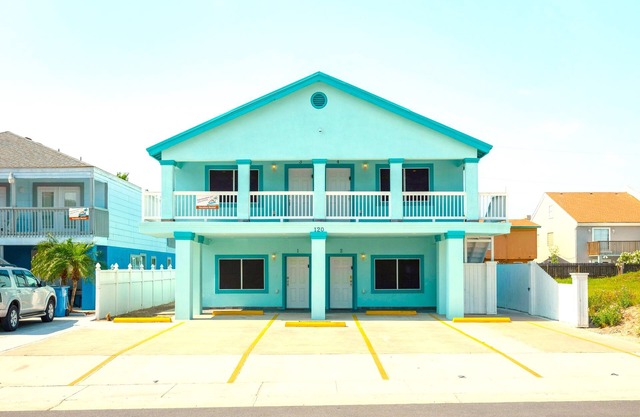 Lantana Retreat – Sleeps 28 w/ Private Pool