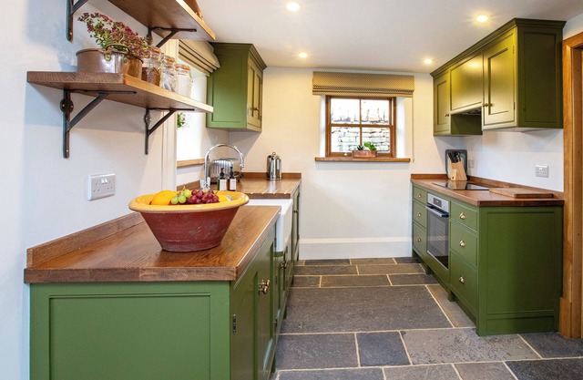 LAPWING COTTAGE, character holiday cottage, with hot tub in Cowling
