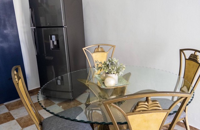 Large 1-bedroom apartment, 1 minute from the beach, fast Wi-Fi