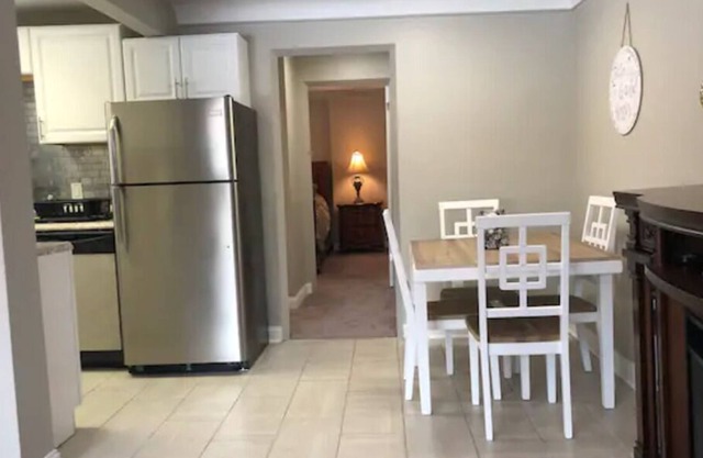 Large 1 Bedroom Apt - Full Kitchen - Sleeps 4