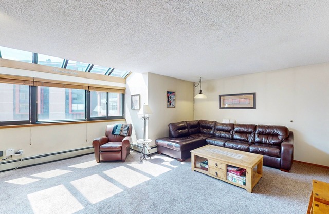 Large 1 Bedroom Condo in Copper Center Village, Walk to Slopes