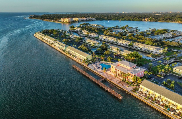 Large 1 Bedroom w/ Large Patio, Kayaks, Pickleball Courts, and on the Bay