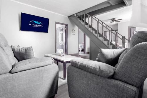 Large 11BR 4BA compound near Niagara Falls