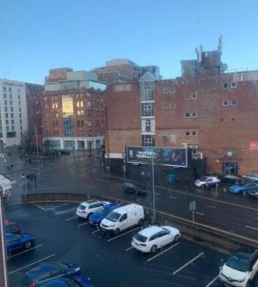 Large 2 bedroom 2 bathroom x6 person city center apartment with free underground parking