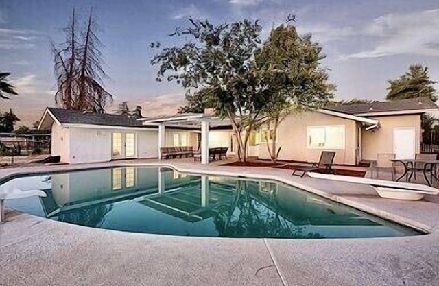 Large 2 Master Bedrooms total 4 bedroom 3 bath, family friendly house with AC