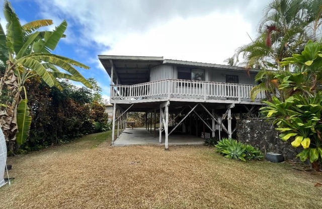 Large 3/2 House in Kailua-Kona with ALL New Furnishings and Yard Above Airport