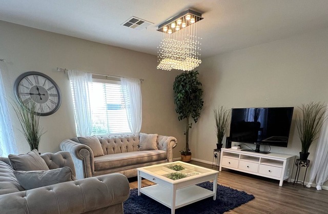 Chic Spacious Home convenient to EVERYTHING