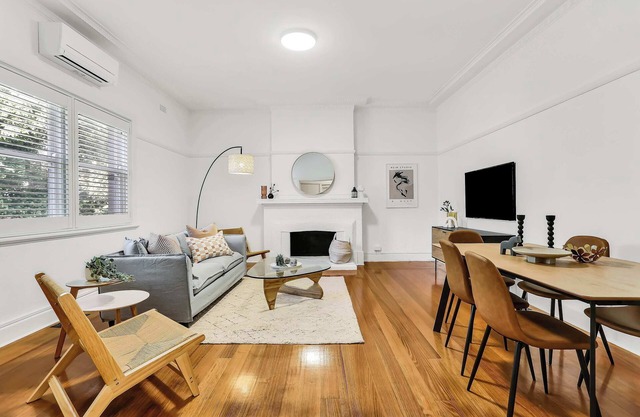 Large 3 Bed Art Deco Apartment in Camberwell