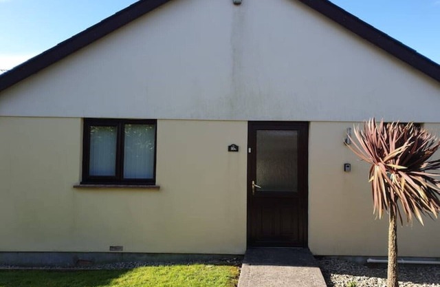 Large 3 bed bungalow set in Woodland grounds near Tamar lakes and local beaches