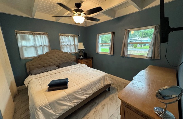 Large 3 bedroom house in central fort Walton close to beach bases and shops