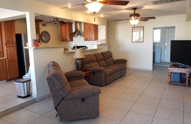 Large 3 bedroom house minutes from the lake.