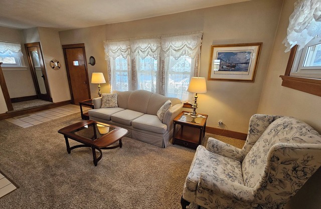 Large 3 Bedroom, 2 Bath Home, Premium Kitchen, Large Family Room, Living Room