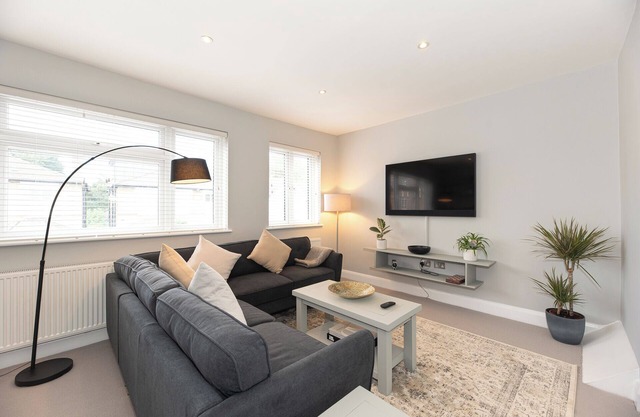 Large 3 Bedroom Apartment in Leafy Hampton Hill, Richmond