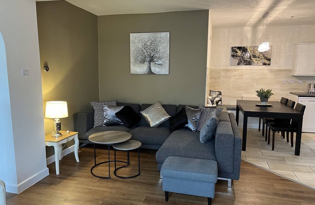 Élégant et moderne, le 3BD Cottage Apt est situé au cœur de Street et à proximité de Glastonbury.