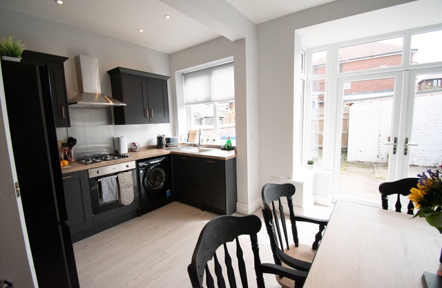 Large 3 Bedroom House with family bathroom