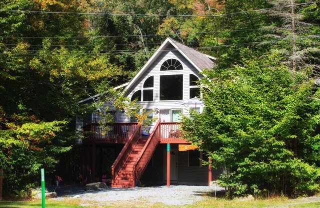 Large 3 Story Chalet on quiet cut-de-sac in Arrowhead Lake Community.