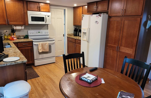 Large 4 bd 2.5 ba 2.5 att garage suburaban Milwaukee home convenient quiet area