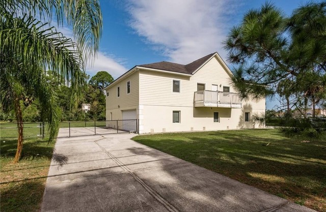 Large 4 bed/2.5 bath, with capacity for 14 people