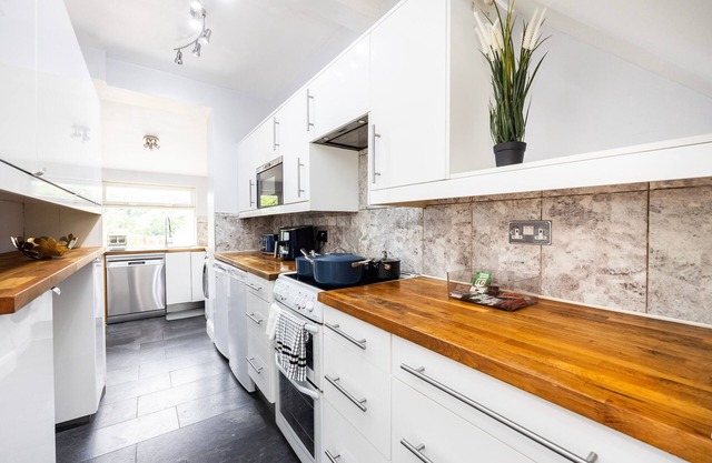 Large 4 Bed House | Sleeps 8