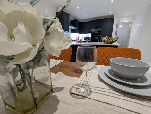 Large 4 Bed Hse, Sleeps 7, 3 BTH, Drive PRKG-4 Cars, M4-A329, Shinfield Studios, 10mins, Reading, Ascot & Legoland 20mins, Film Crew, Contractor & Family Friendly