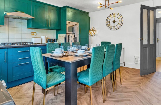 Large 4 Bedroom House - Sleeps 10 - City Centre - Families, Groups & Contractors