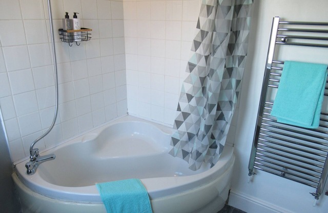 Large 4 bedroom house -perfect for contractors.