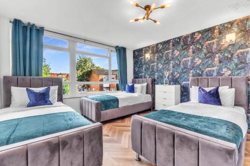 Large 4 Bedroom House - Sleeps 10 - Birmingham City Centre - Perfect for Work, Families, Groups, Business Travellers & Contractors - FREE PARKING - By 02 Academy, Bullring, Newstreet, Selfridges - SMART TVs in all rooms