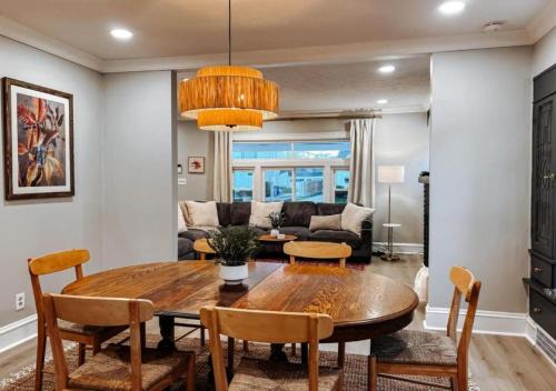 Large 4 Bedroom Recently Renovated With Hot Tub