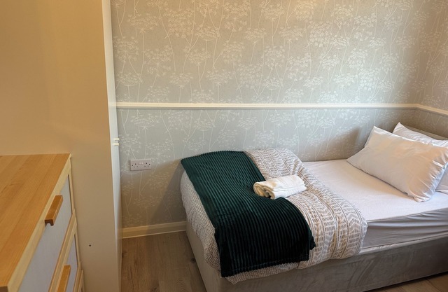 Large 4 bedroom with cot , free street parking & garage - 13 min from the beach